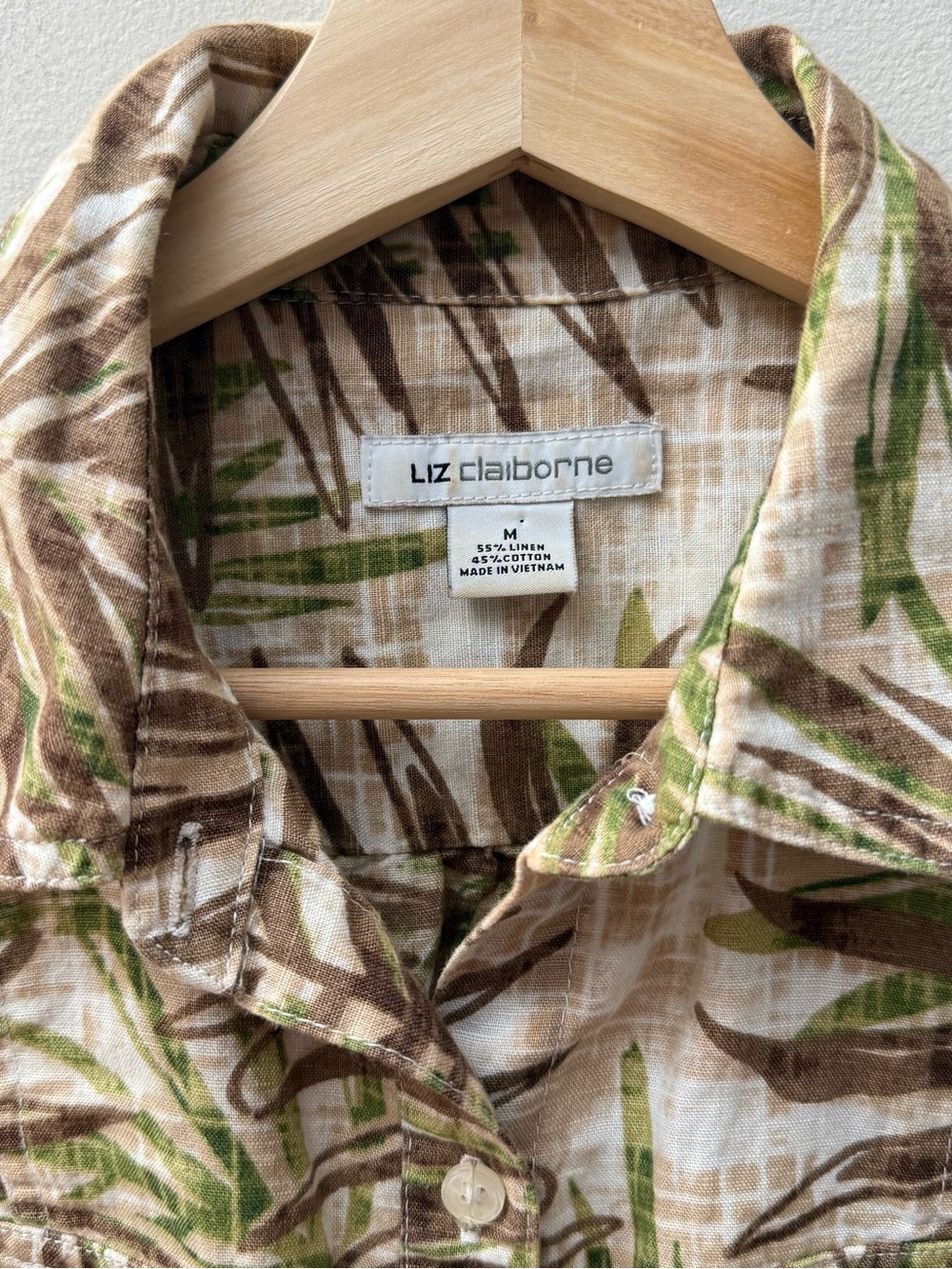 Liz Claiborne Sleeveless Button-Front Palm Print Top in Brown & Green - Picture 2 of 5